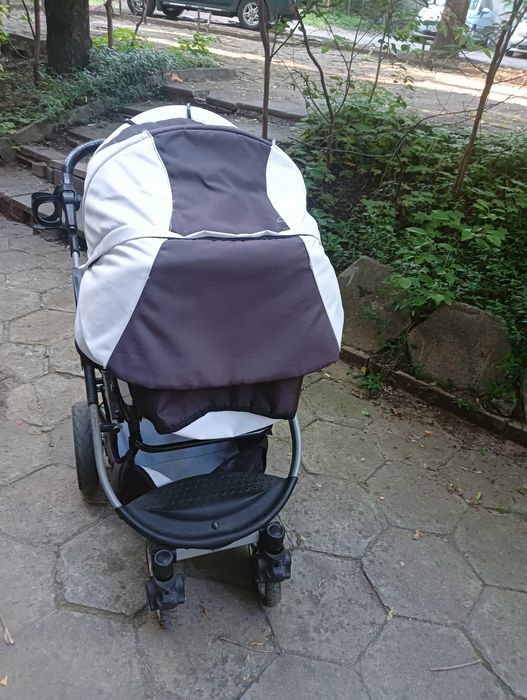 Бебешка количка бяла с черно  с летни подложки, сенник и зимно чувалче