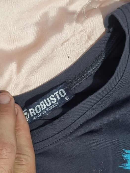tricouri , toate la  75 lei