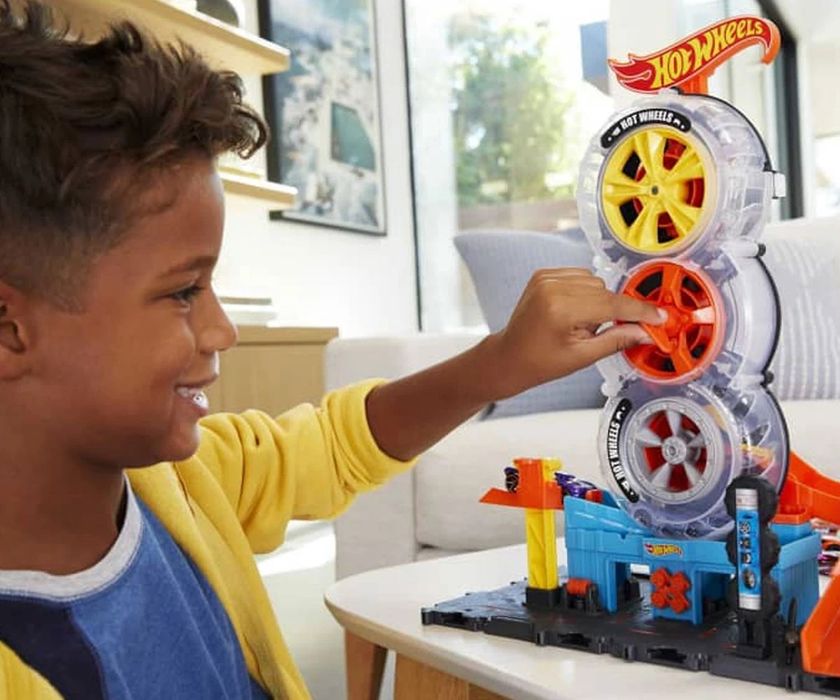 Hot Wheels City - Комплект ултра модерен градски център за гуми