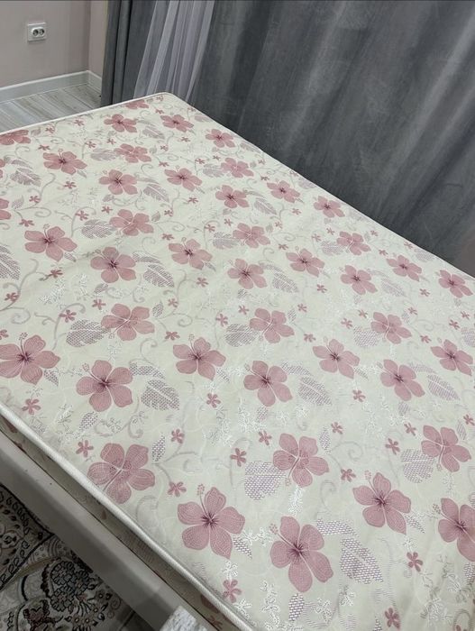 ПРОДАМ двуспальную кровать + подарок матрас