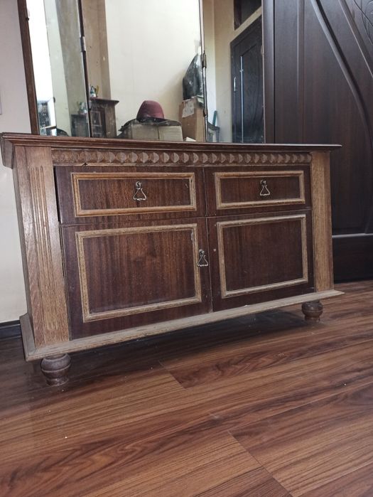 Продам срочно трюмо с зеркалами и две тумбы чистое дерево