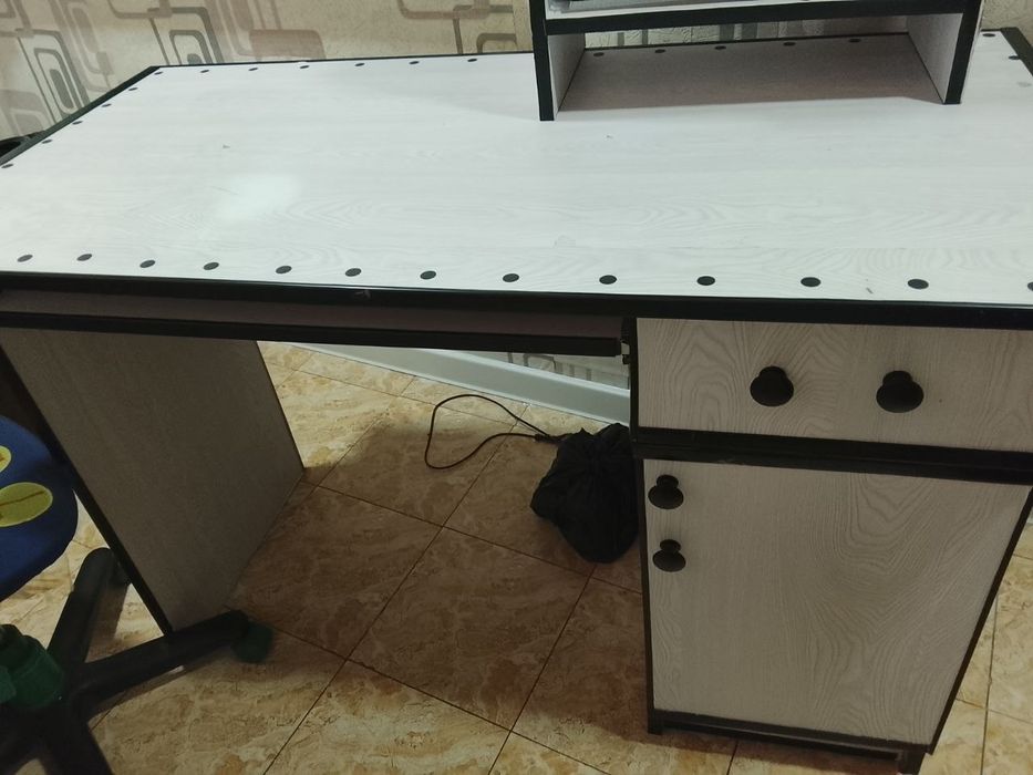 Срочно продается парта и шкаф для школьника.