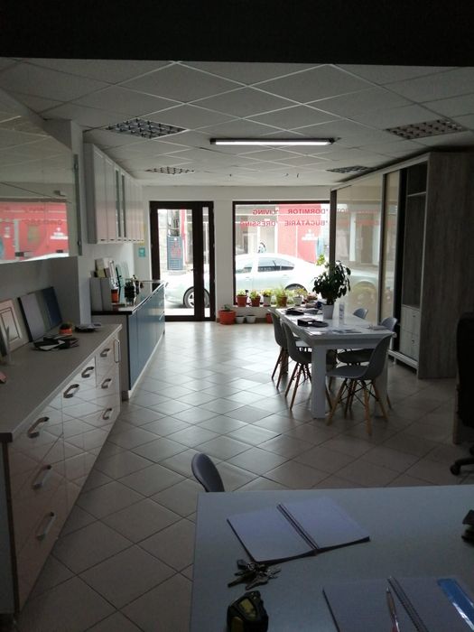 Spațiu comercial central