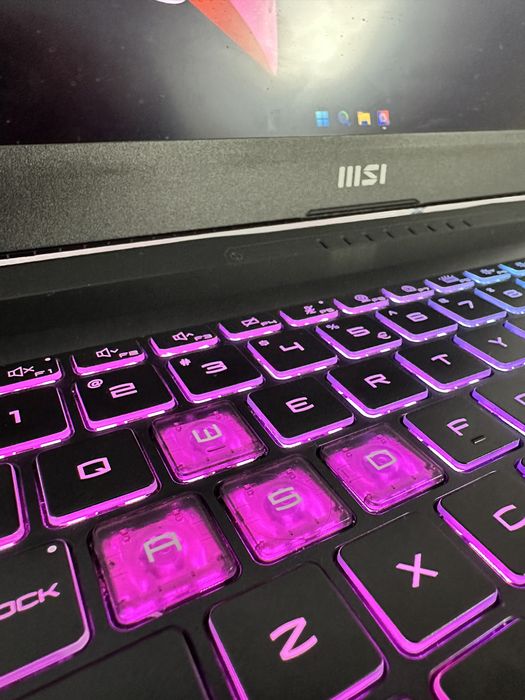 Laptop MSI Katana 15 + MOUSE + COOLER / 144hz, i7 13620h 4,9ghz si RTX 4050