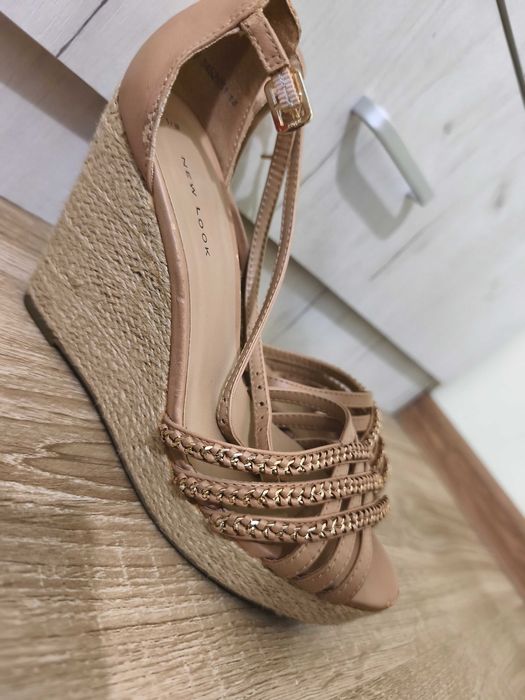 Сандали с платформа