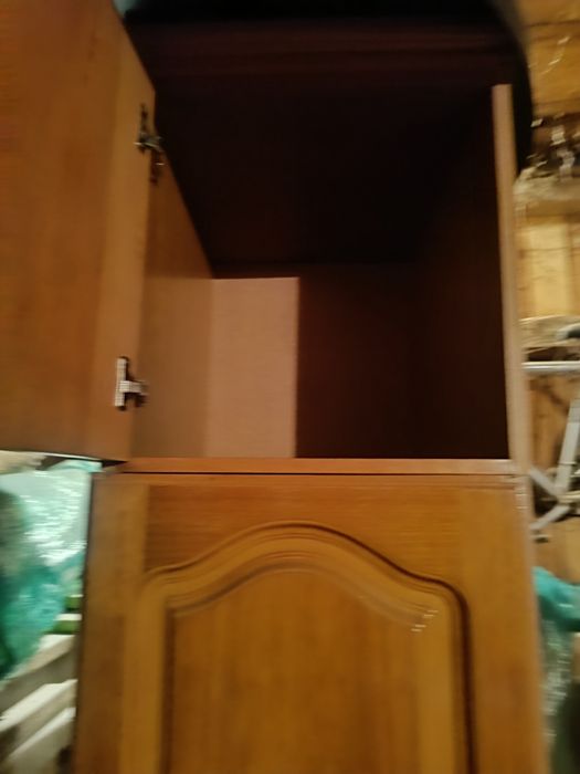 Vind dulap aproape nou fata din lemn masiv.Pretul de 600 Lei ușor negociabile..