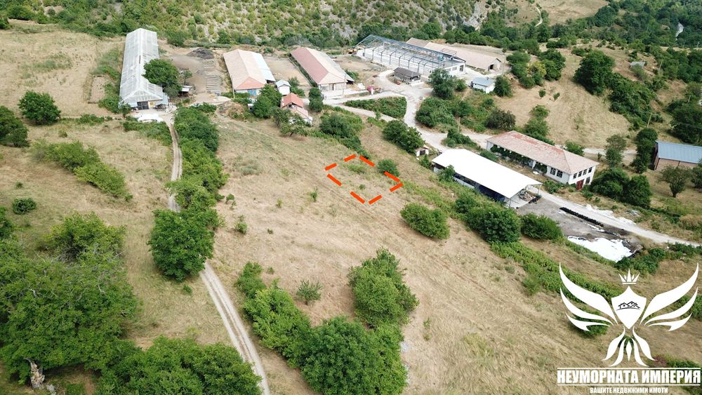 Продавам земя 524кв.м. с топ гледка до път в село Орехово обл.Смолян