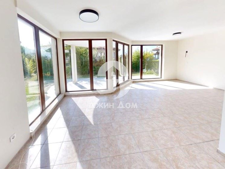 Просторна двуетажна къща в к-с „Бей Вю Вилас“, с. Кошарица