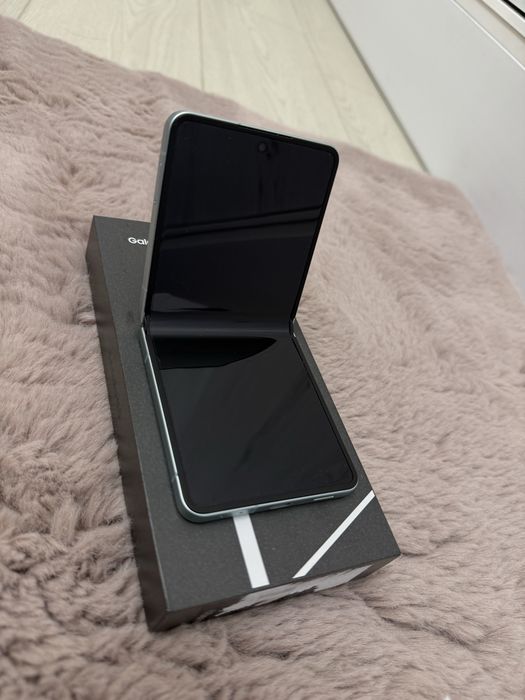 Vând Samsung Galaxy Z Flip 7    512 gb