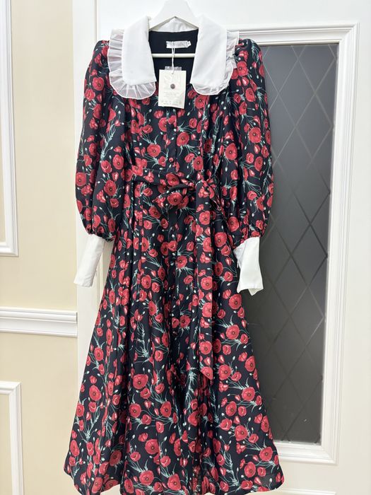 Продается красивое платье с цветочным принтом