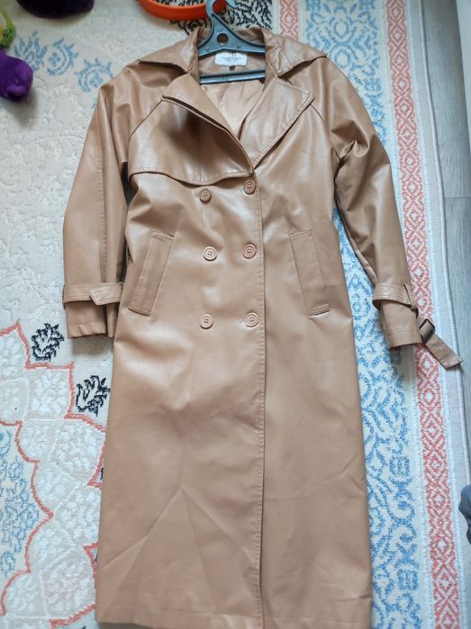 Модный тренч бежевого цвета