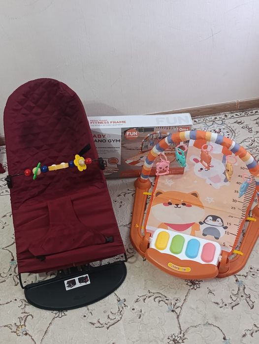 Детский шезлонг и музыкальный коврик