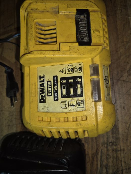 Acumulator DEWALT  18 V 4 si 5 ah incarcator  DCB 118