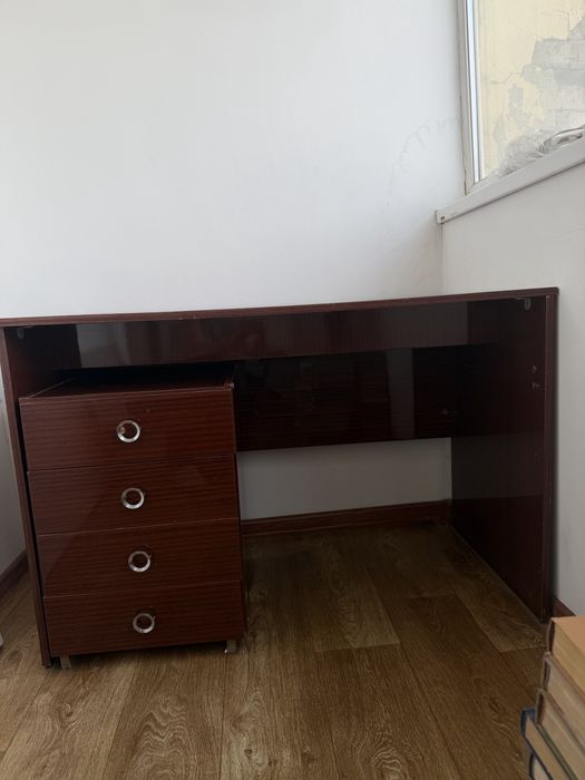 Продам письменный стол с тумбой