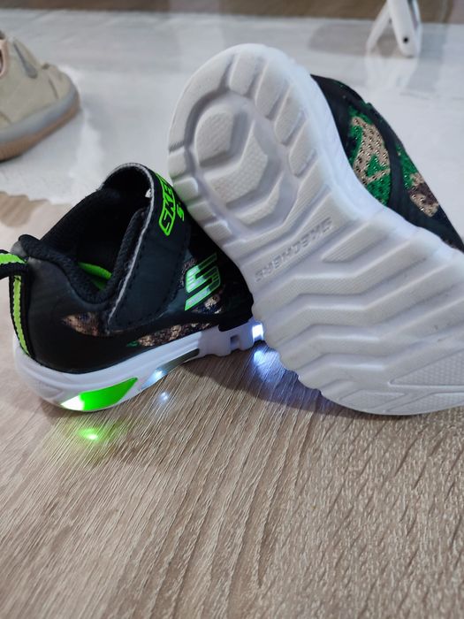 Vând pantofi sport Skechers baby