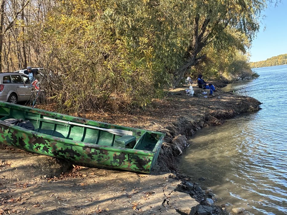 Barca lemn imbracata in fibra de sticla.