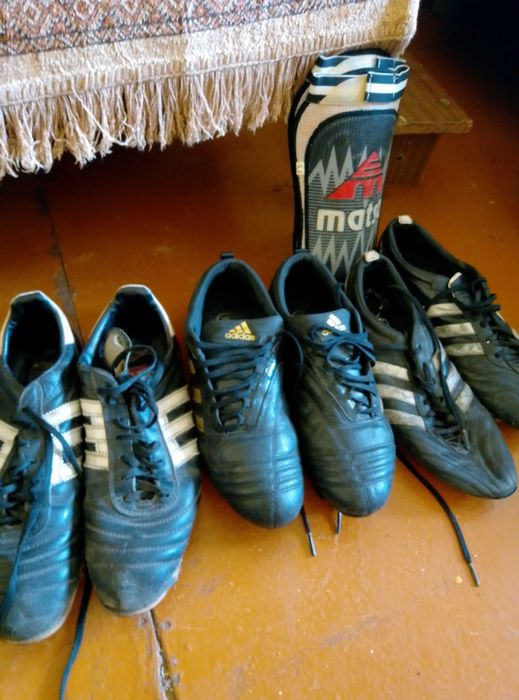 Продаю бутсы  три пары и щитки 10000 тг за всё
