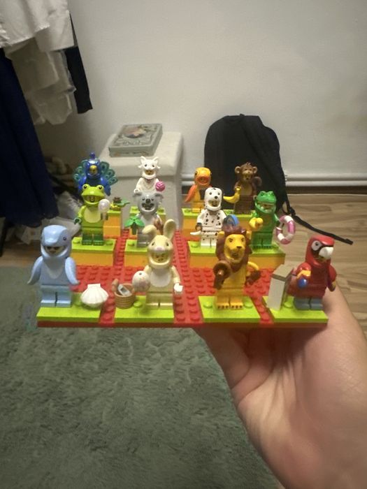 Lego minifigurine seria de colectie nr 28 + stand si instructiuni
