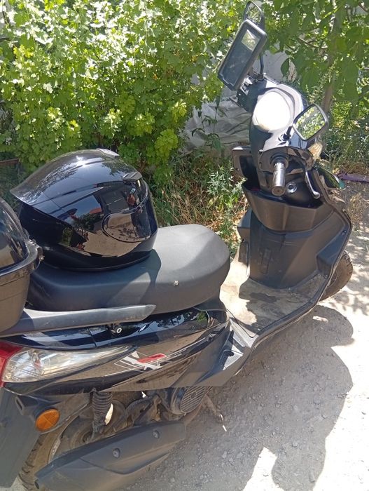 Продаю мопед м8 подарок шлем