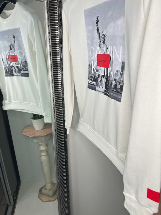 Bluza Calvin Klein alba cu imprimeu statuia libertatii