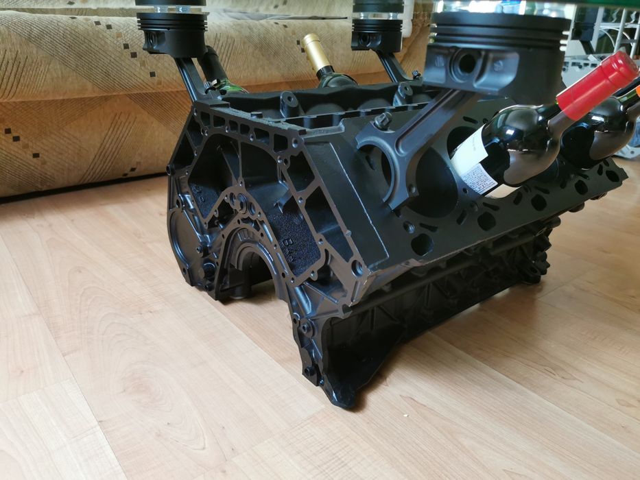 Холна маса от V образен блок на двигател