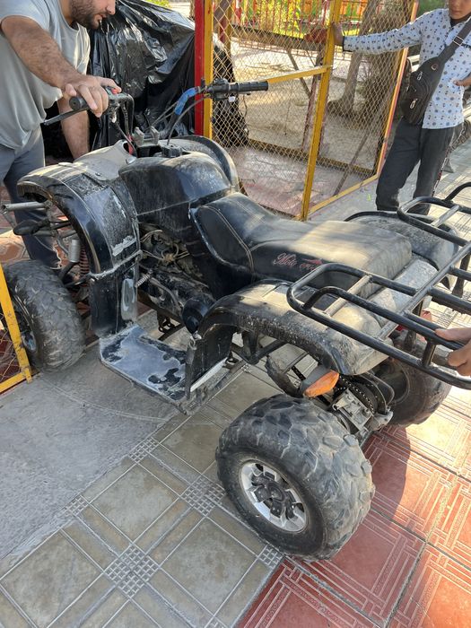 kvadiratsikil yurip turipdi