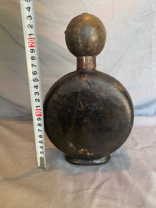 стара стъклена и кожена гарафа за парфюми