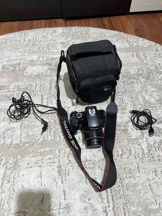 Aparat DSLR Canon 1100D cu obiectiv 50mm 1.8