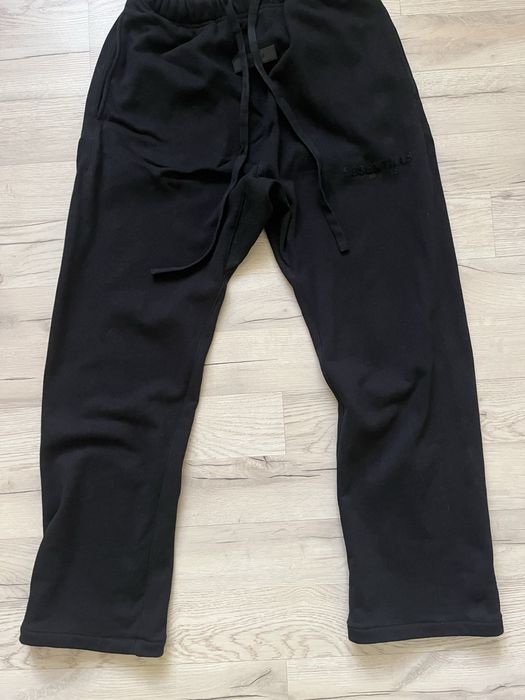 Pantaloni Essentials fiecare 150