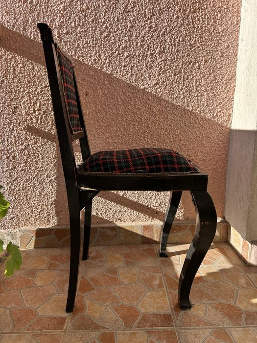 Антикварен стол от масовно дърво в черно