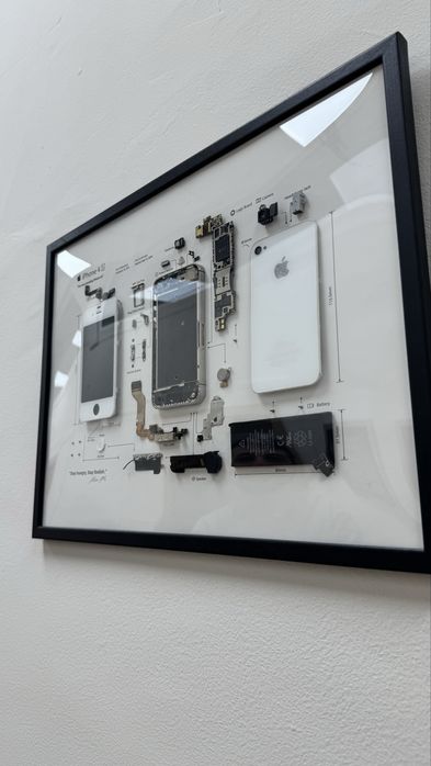 Рамка с разглобен iPhone 4s (бял) – ръчно изработена
