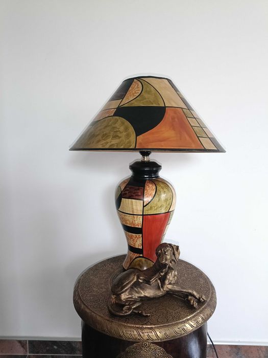 Vintage, настолна лампа с абстрактен арт дизайн в топли цветове.