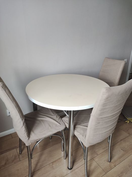 Продам кухонный стол и стулья