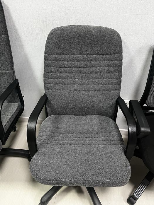 Продам офисные кресла