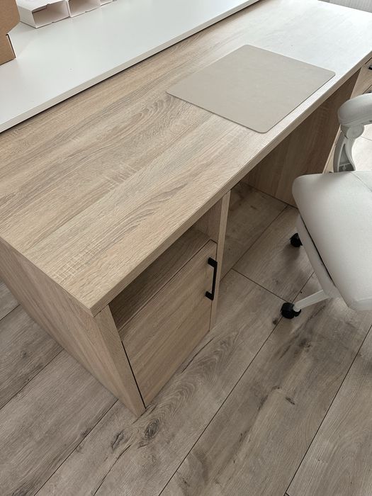 Birou elegant și practic, aspect stejar + scaun cadou