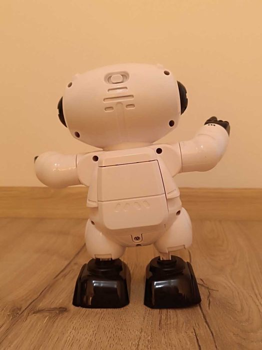 Роботче. Музикално и танцуващо.