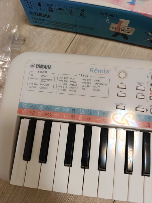 Keyboard Синтезатор Yamaha - Remie PSS-E30, бял. Като нов!
