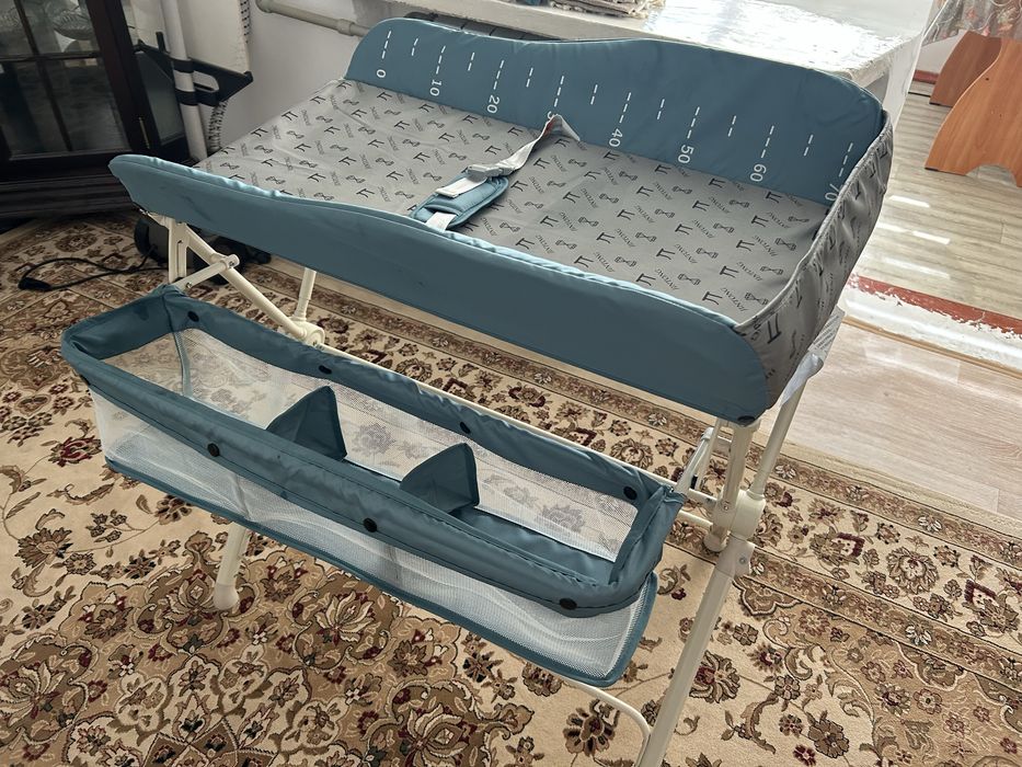 Удобный пеленальный столик