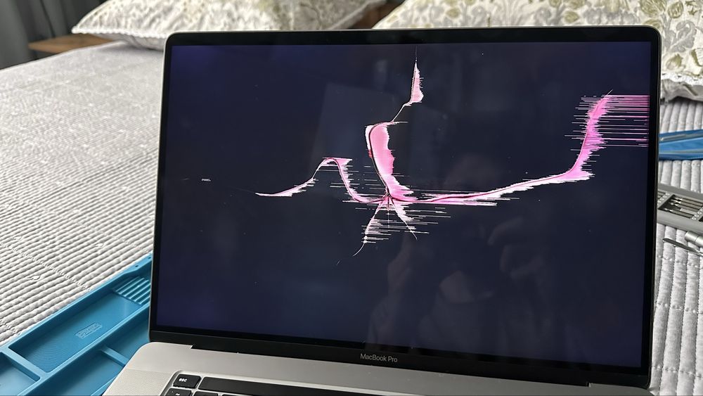 Разбитый экран от Macbook pro 16” 2019г