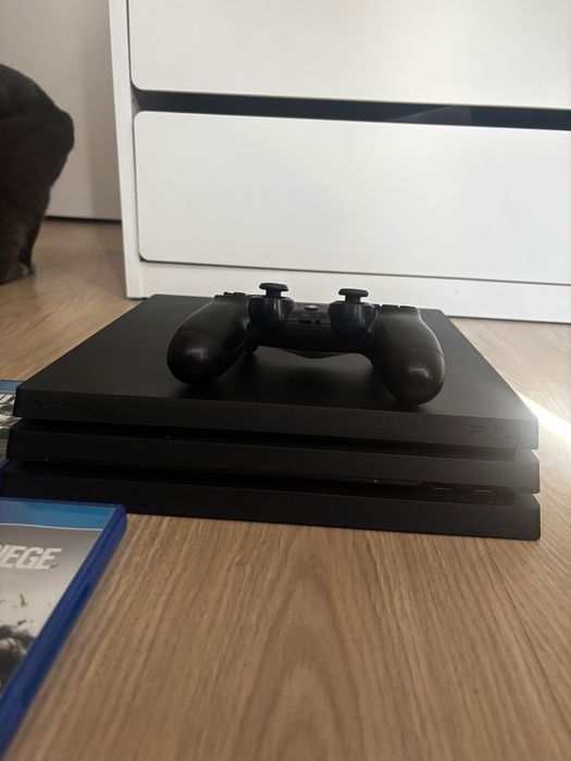PS4 PRO 1TB + 3 jocuri