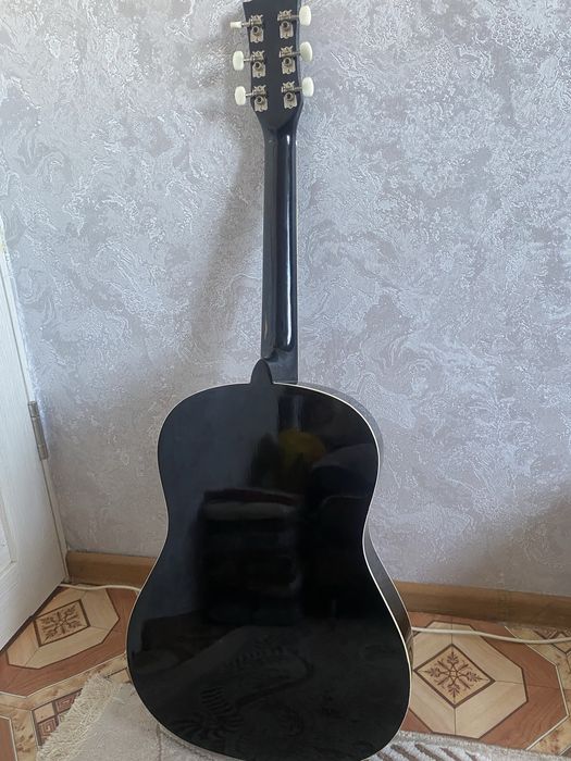 Продам гитару с чехлом