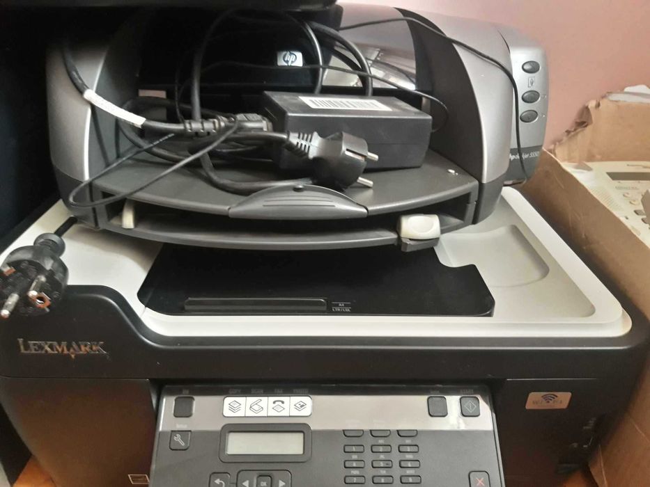 Сървър, ПС, принтери, скенер, монитори, кабели, суичове, телефони.