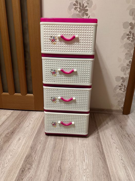 Комод пластиковый на колесах