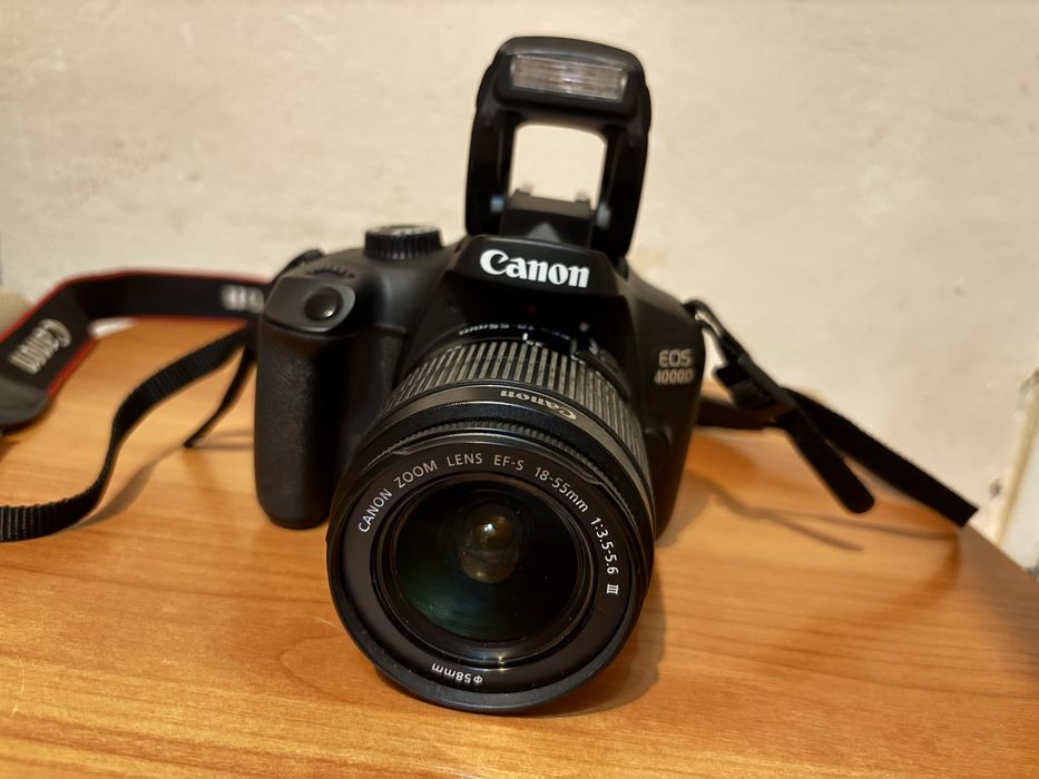 Vând kit foto DSLR CANON EOS 4000D + 2 OBIECTIVE