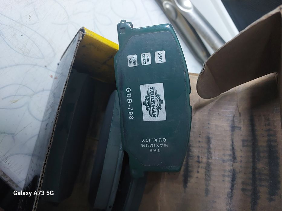 Тормозные колодки на Карина 2