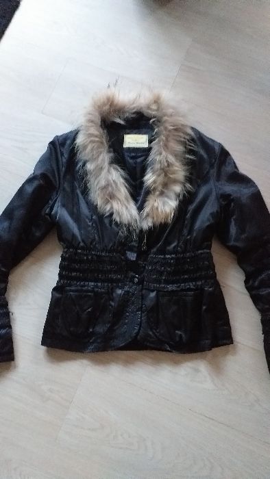 Дамско много красиво вталена яке с естествена яка размер L-120 лв.