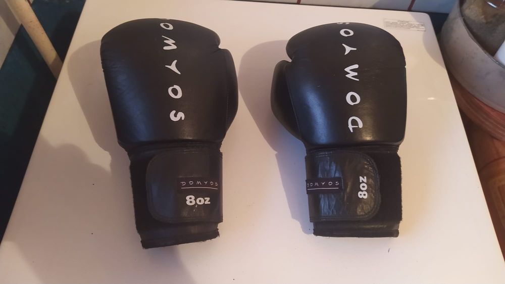 Vînd mînusi de box noi.