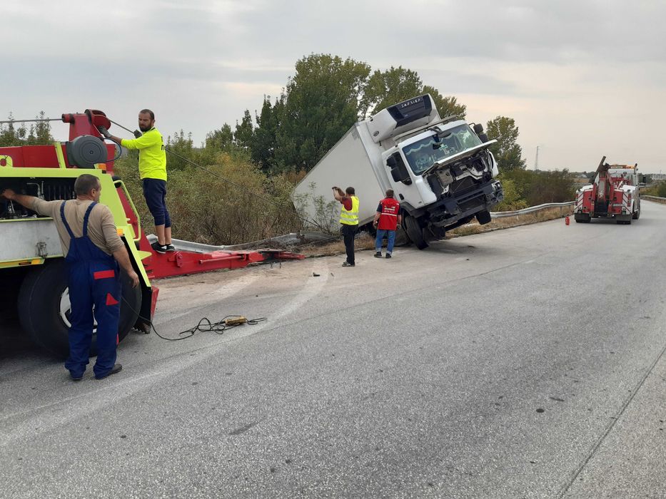Тежкотоварна ПЪТНА ПОМОЩ ЗА Камиони TIR и автобуси