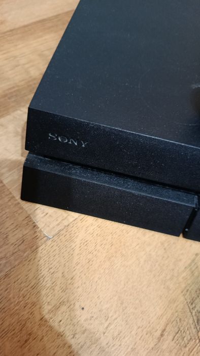 Продавам. Конзолаз джойстик и 2 бр.игри