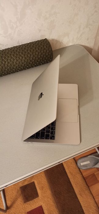 MacBook Air (MI, 256GB SSD, 8GB RAM)